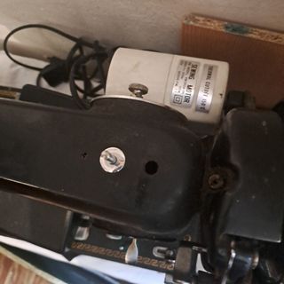 Máquina de coser Alfa antigua