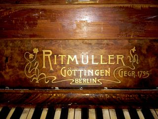 Piano antiguo de madera