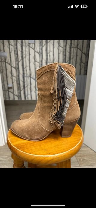 Botas de ante marrones con flecos