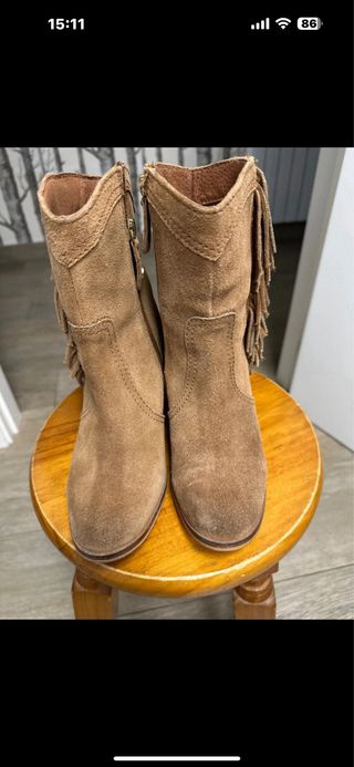 Botas de ante marrones con flecos