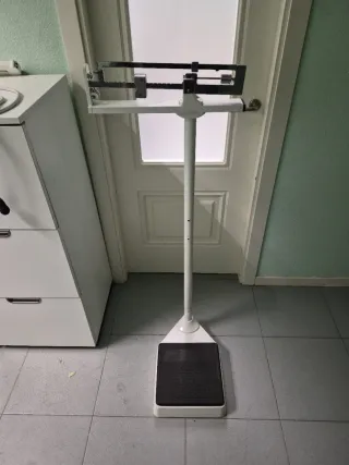 Báscula vintage médica