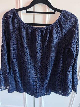 Blusa azul de encaje
