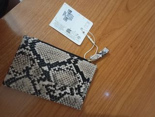 Tarjetero Primark estampado serpiente