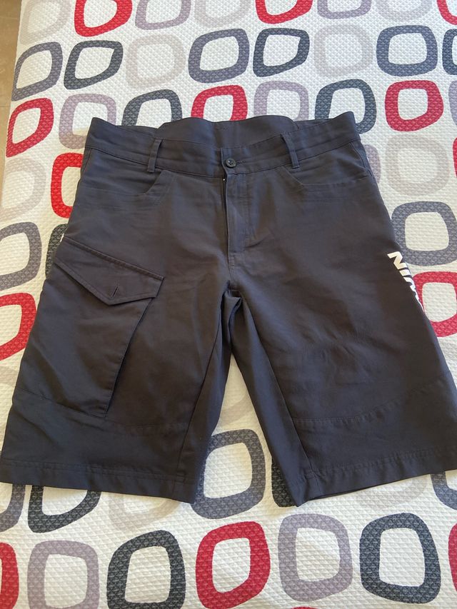 Pantalón corto gris o negro