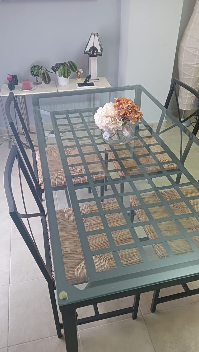 Mesa de cristal con 4 sillas