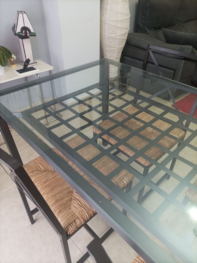 Mesa de cristal con 4 sillas
