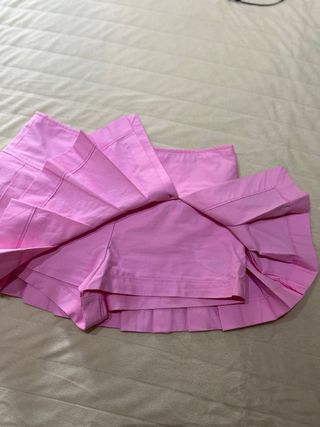 Falda corta plisada rosa