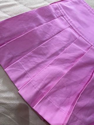 Falda corta plisada rosa