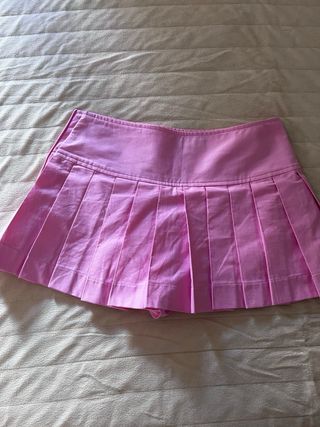 Falda corta plisada rosa