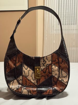 Bolso Guess efecto serpiente patchwork