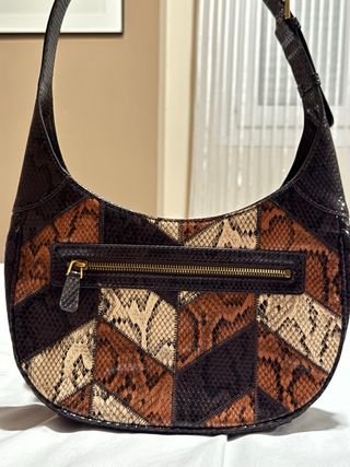 Bolso Guess efecto serpiente patchwork