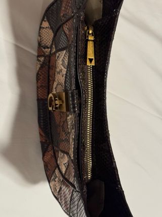 Bolso Guess efecto serpiente patchwork