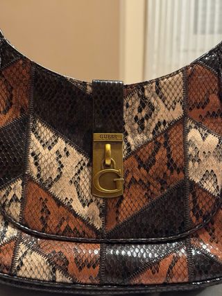 Bolso Guess efecto serpiente patchwork