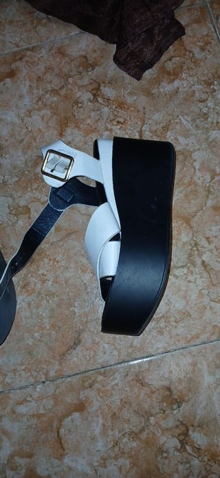 Sandalias de plataforma blancas y negras
