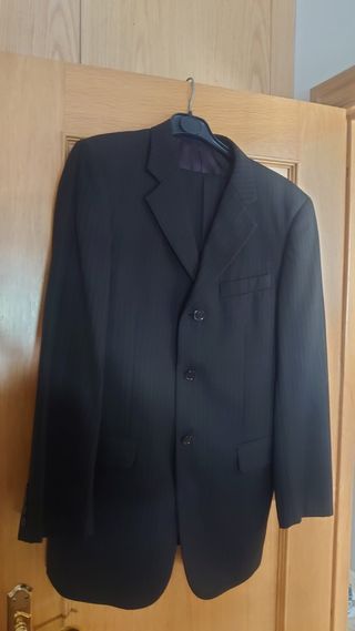 Traje de marca negro