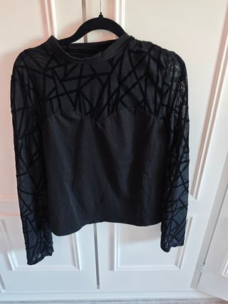Camiseta negra con transparencias
