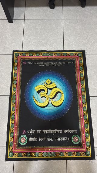 Tapiz OM fabricado en India de 80 x 105 cm