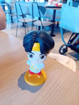 Tiny Tan Jin BTS McDonald's Figura y Tarjeta