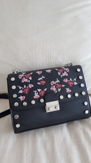 Bolso Stradivarius negro con flores