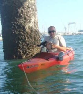 Kayak de pesca rojo y naranja