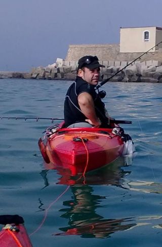 Kayak de pesca rojo y naranja