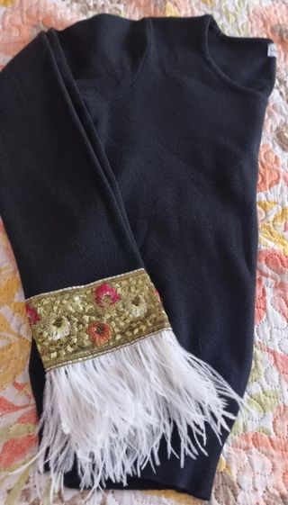 Jersey negro con bordado y plumas Talla L,nuevo 