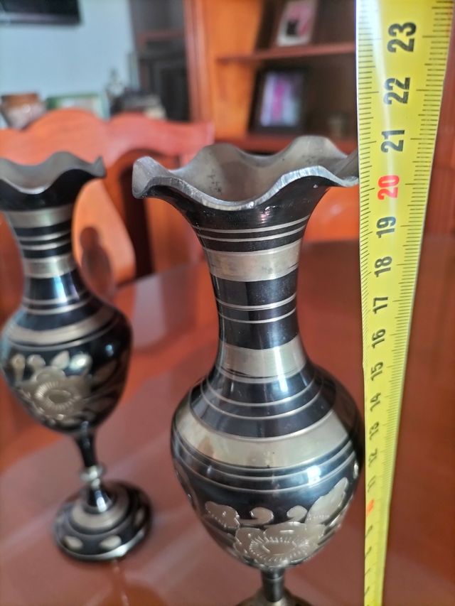 Pareja jarrones metal negro y dorado