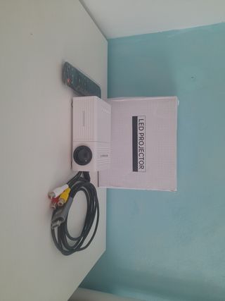Mini proyector LED con mando