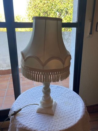 Lámparas antiguas pie mármol y tela