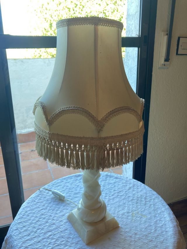 Lámparas antiguas pie mármol y tela