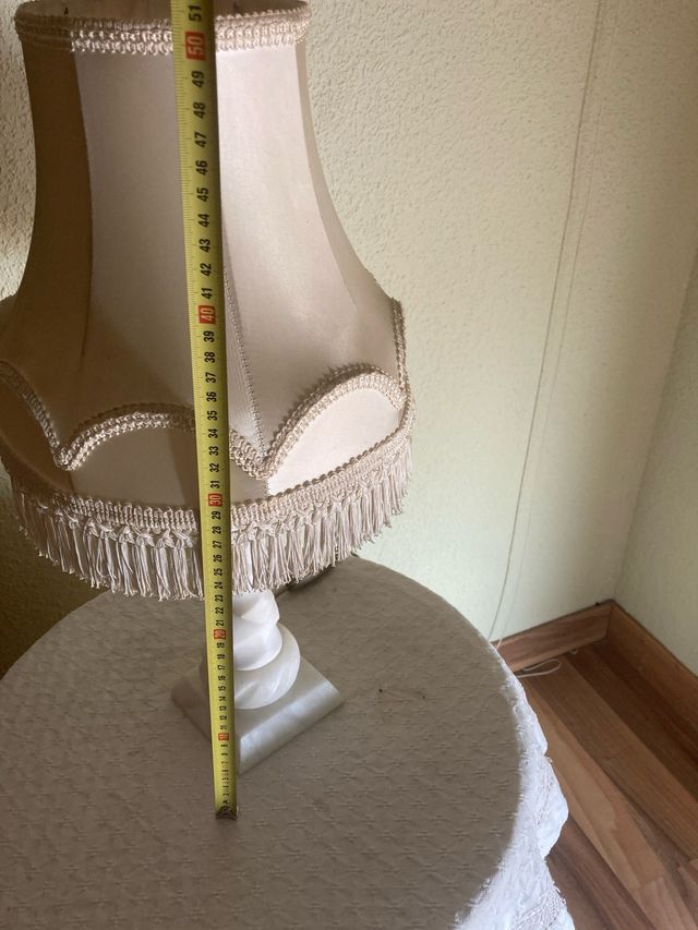 Lámparas antiguas pie mármol y tela