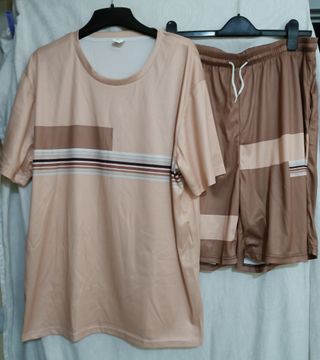 Conjunto camiseta y bermuda XXL sin estrenar.