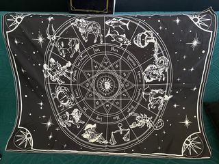 Tapiz de horóscopo negro y blanco 95 x 75 cm