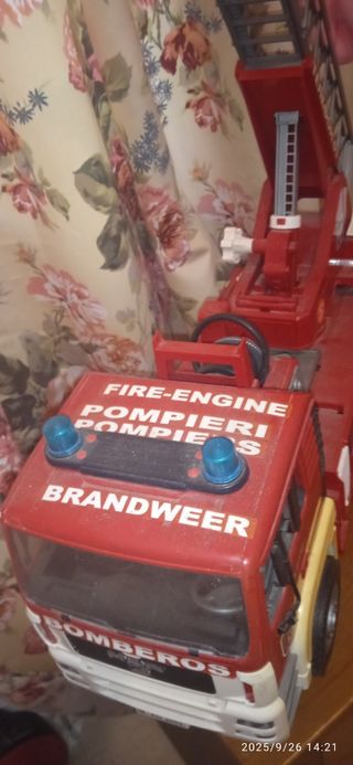 Camión de bomberos con escalera