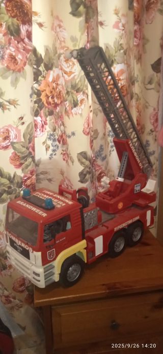 Camión de bomberos con escalera