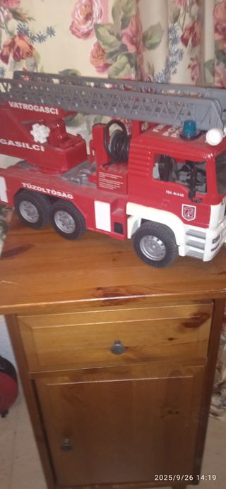 Camión de bomberos con escalera