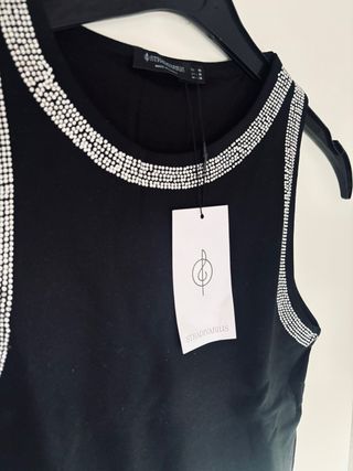 Camiseta negra Stradivarius con pedrería