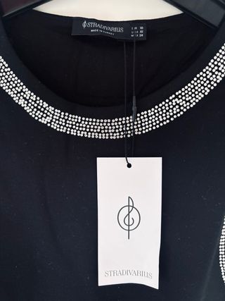 Camiseta negra Stradivarius con pedrería