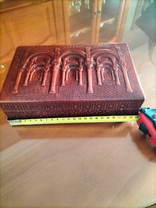 Caja de música vintage con relieve