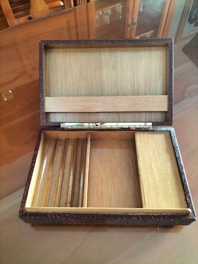 Caja de música vintage con relieve