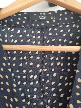 Camisa MNG negra lunares beige mujer