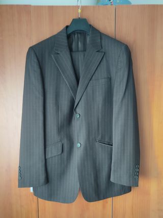 Traje de caballero marrón con rayas