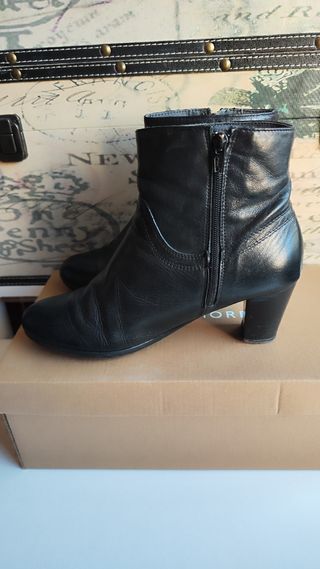 PIEL BOTINES NEGROS