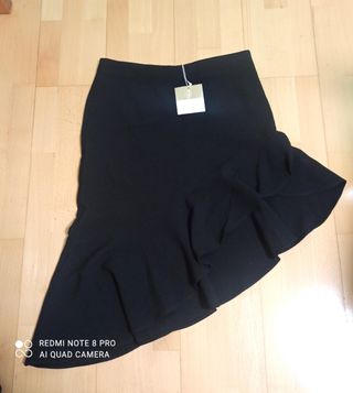Falda Stradivarius negra con volantes