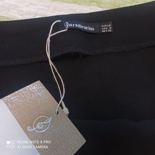 Falda Stradivarius negra con volantes