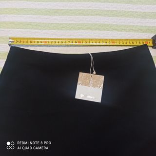 Falda Stradivarius negra con volantes