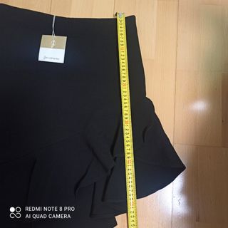 Falda Stradivarius negra con volantes