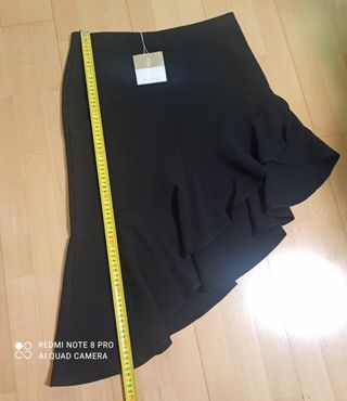Falda Stradivarius negra con volantes