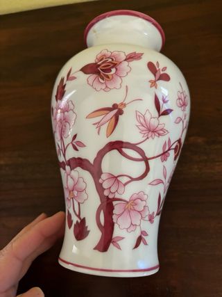 Vaso in porcellana con decorazioni floreali