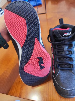 Zapatillas Fila Negras y Rojas
